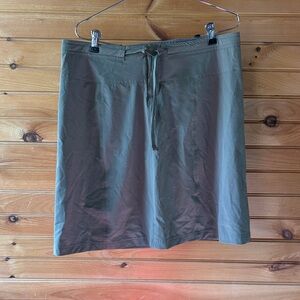 Mountain Hardwear Women's Perforated Active Skirt in Olive